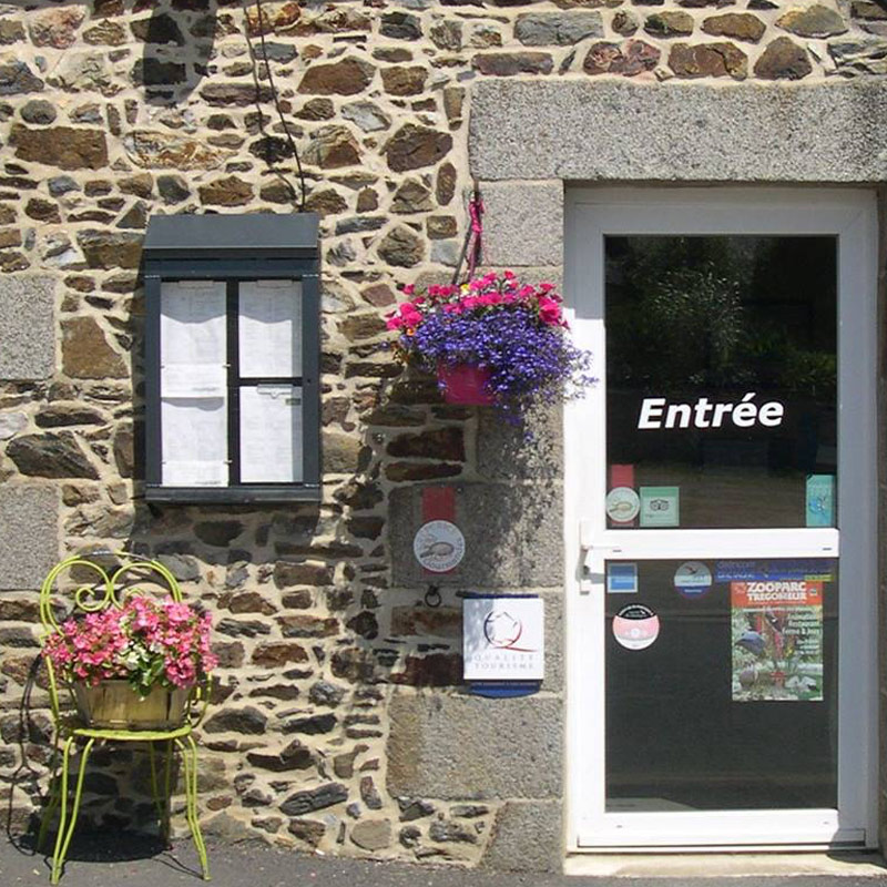 Le Goëlic, crêperie du réseau 'Crêperie Gourmande', restaurant près de Binic, St-Quay et le Zooparc de Trégomeur, vous sert des galettes et des crêpes dans une crêperie de caractère, au coeur du bourg de Trégomeur