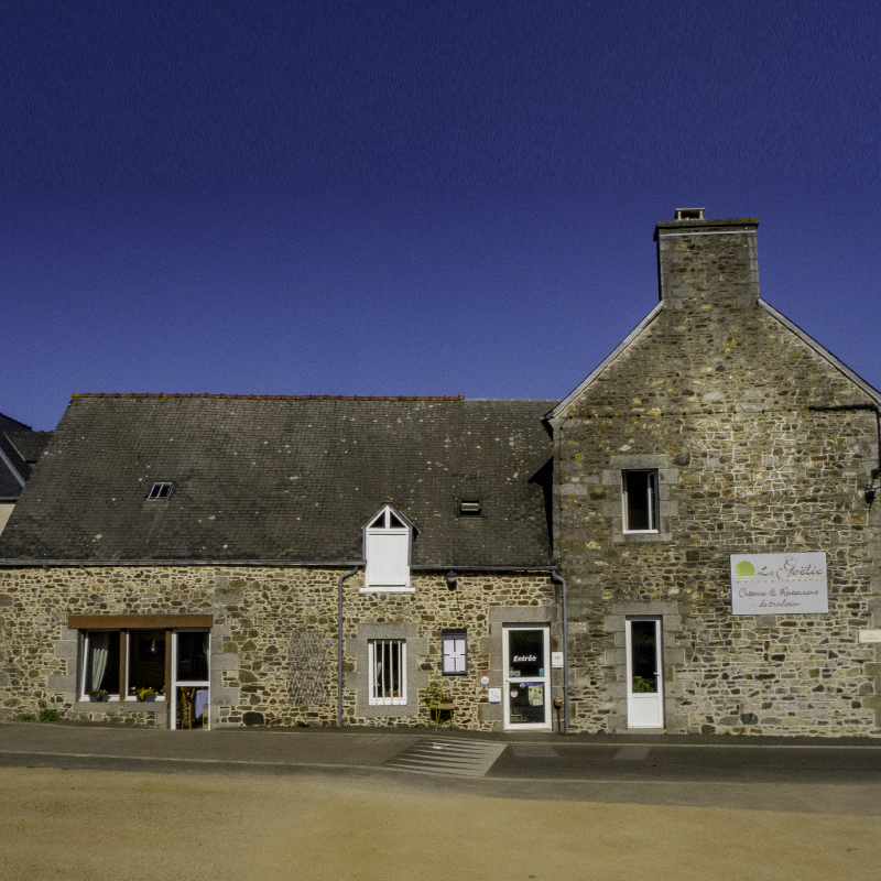 Le Goëlic, crêperie du réseau 'Crêperie Gourmande', restaurant près de Binic, St-Quay et le Zooparc de Trégomeur, vous sert des galettes et des crêpes dans une crêperie de caractère, au coeur du bourg de Trégomeur